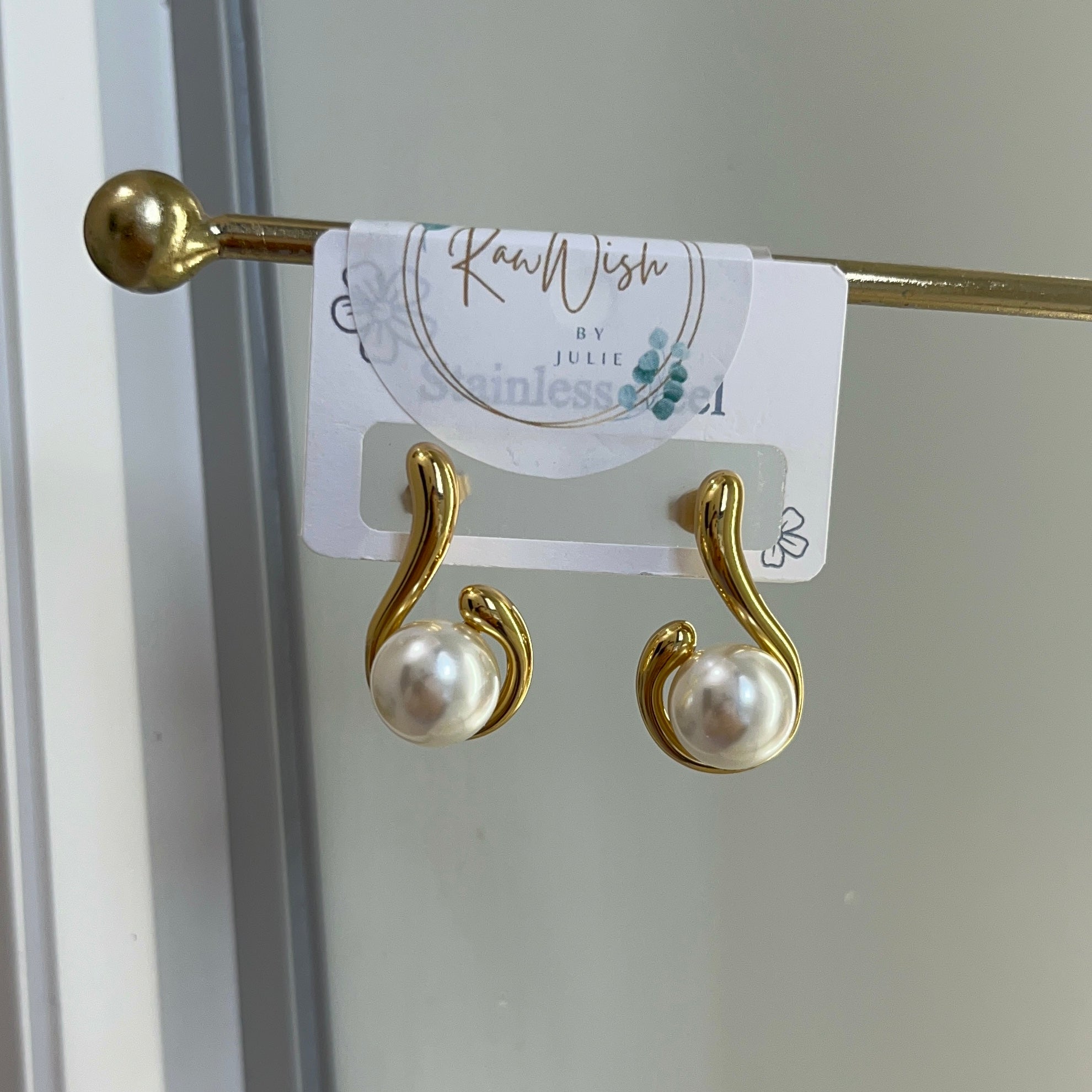 Pearl swirl earrings