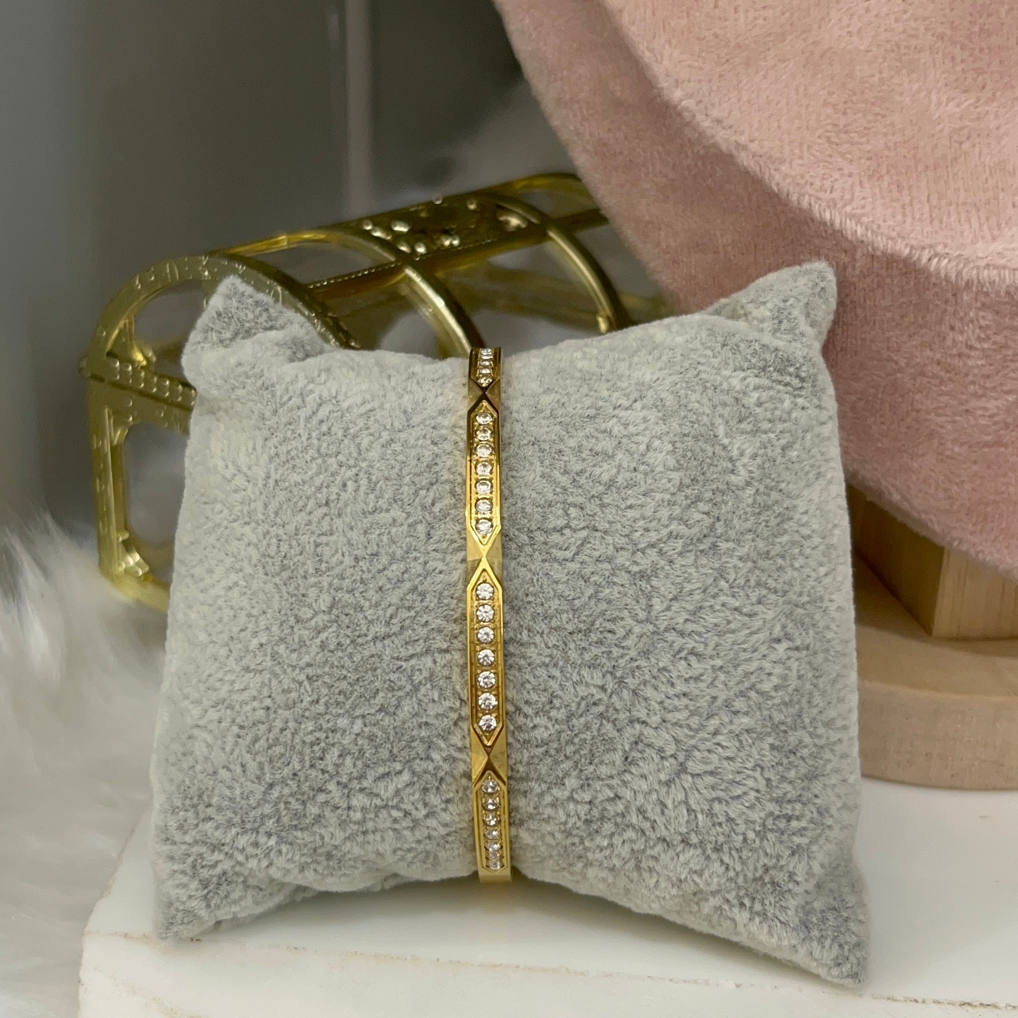 Single raw crystal bangle