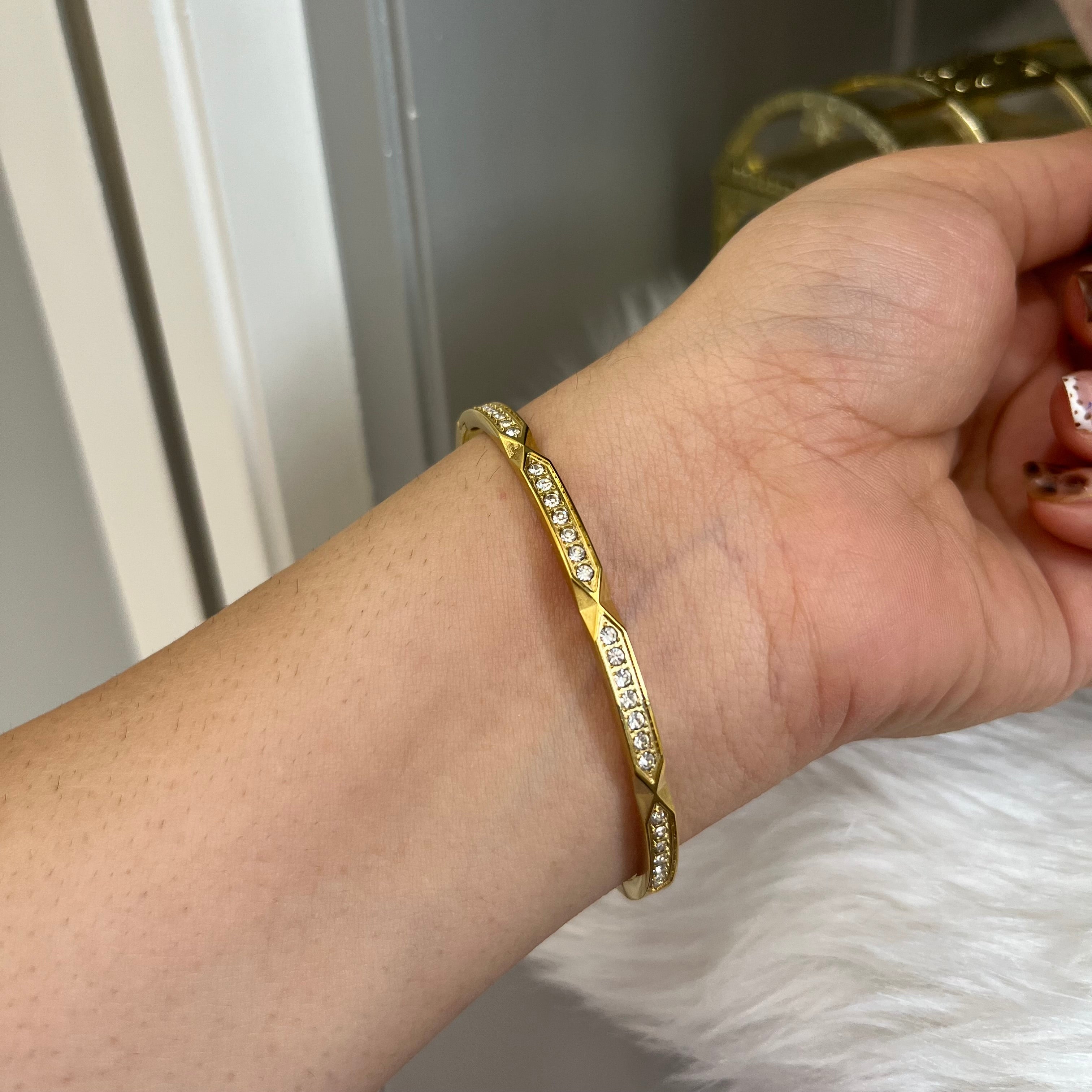 Single raw crystal bangle